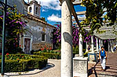 Lisbona - Mirador de Santa Luzia Il suo giardino e la sua copertura di bouganville offrono una piacevole pausa.